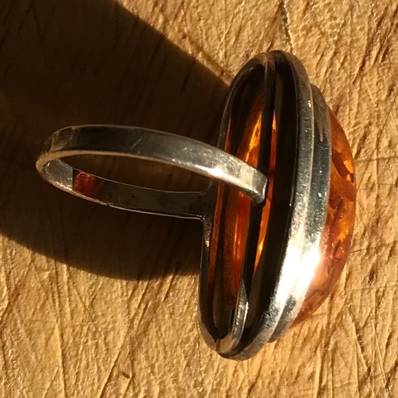 Large amber in silver ring 7.5 - Picture 4 of 5